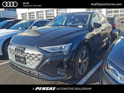 Mythos Black Metallic 2024 Audi Q8 e-tron Premium Plus