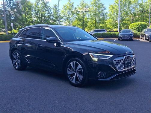 Mythos Black Metallic 2024 Audi Q8 e-tron Premium Plus