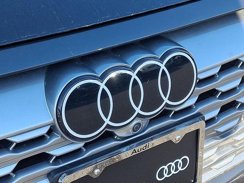 Mythos Black Metallic 2024 Audi Q8 e-tron Premium Plus