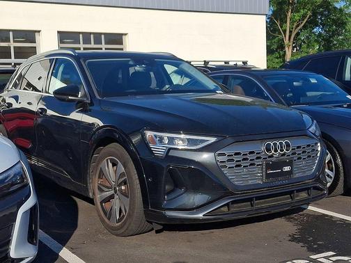 Mythos Black Metallic 2024 Audi Q8 e-tron Premium Plus