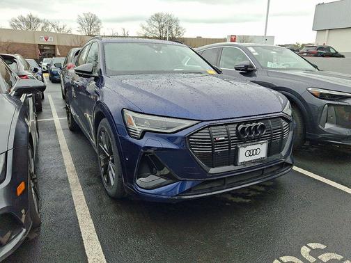 Blue Metallic 2023 Audi e-tron Premiumwe
