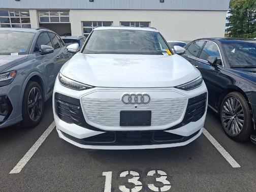 Glacier White Metallic 2025 Audi Q6 e-tron Premium Plus quattro