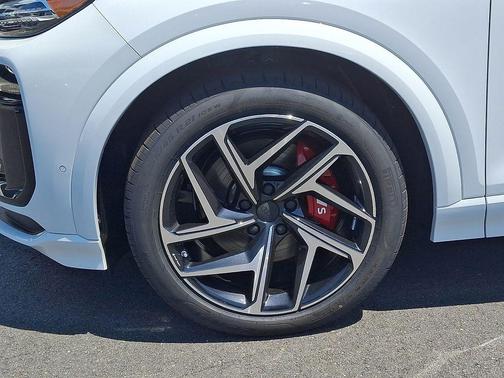 Glacier White Metallic 2027 Audi SQ6 e-tron Premium Plus