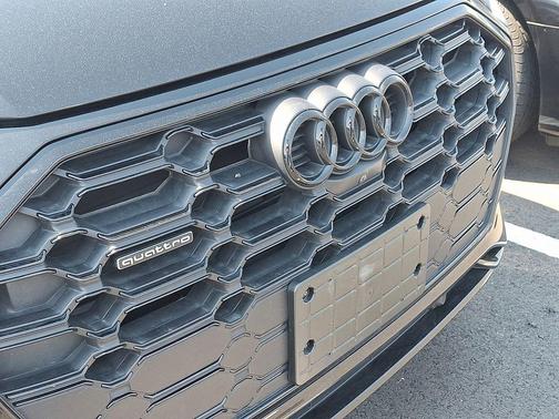 Mythos Black Metallic 2024 Audi Q5 45 S line Prestige