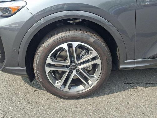 Daytona Gray Pearl Effect 2026 Audi Q5 Premium TFSI quattro S tronic