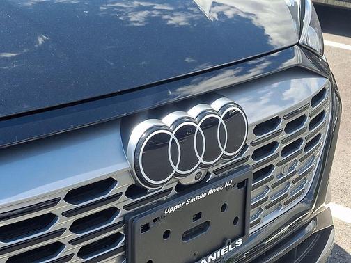 Mythos Black Metallic 2024 Audi Q8 e-tron Premium Plus