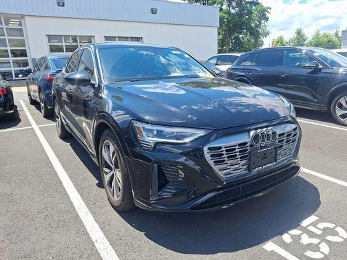 Mythos Black Metallic 2024 Audi Q8 e-tron Premium Plus