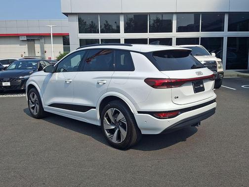 Glacier White 2025 Audi Q6 e-tron Premium Plus quattro