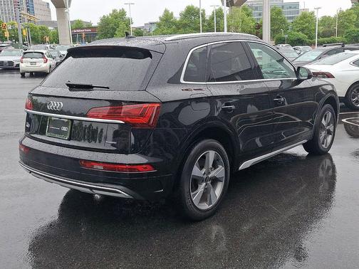 Mythos Black Metallic 2023 Audi Q5 40 Premium