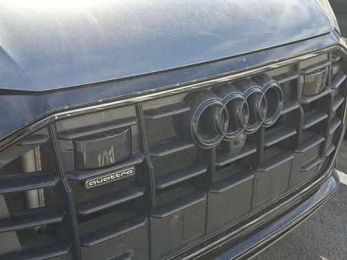 Daytona Gray Pearl Effect 2023 Audi Q8 55 Premium Plus