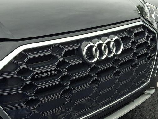 Mythos Black Metallic 2024 Audi Q5 45 S line Premium