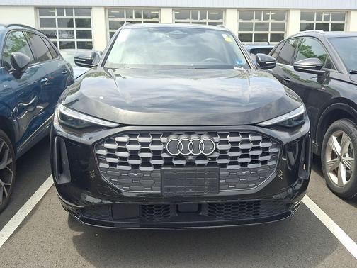 Mythos Black Metallic 2025 Audi Q5 Premium Plus TFSI quattro S tronic