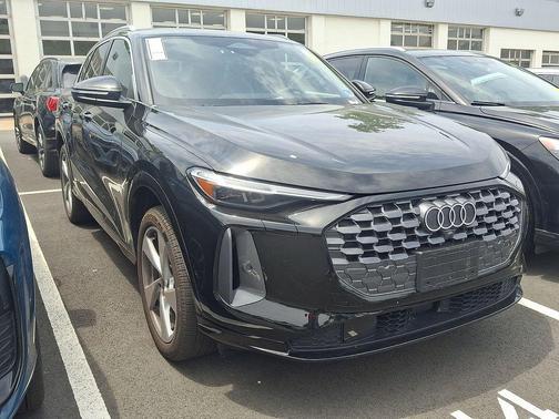 Mythos Black Metallic 2025 Audi Q5 Premium Plus TFSI quattro S tronic