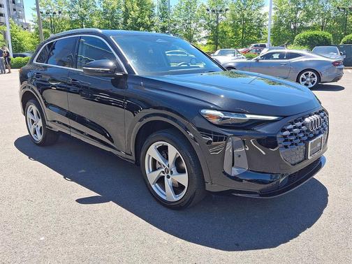 Mythos Black Metallic 2025 Audi Q5 Premium Plus TFSI quattro S tronic