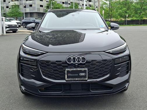 Mythos Black Metallic 2025 Audi Q6 e-tron Premium Plus quattro