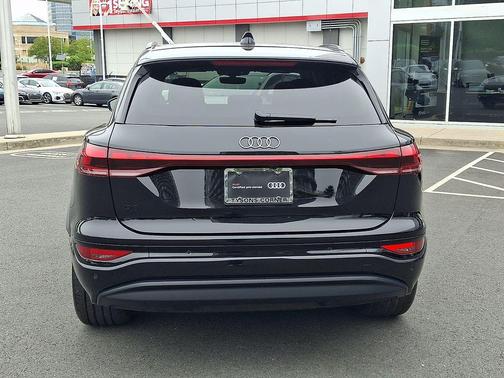 Mythos Black Metallic 2025 Audi Q6 e-tron Premium Plus quattro