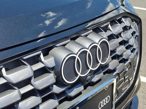 Mythos Black Metallic 2025 Audi Q5 Premium TFSI quattro S tronic