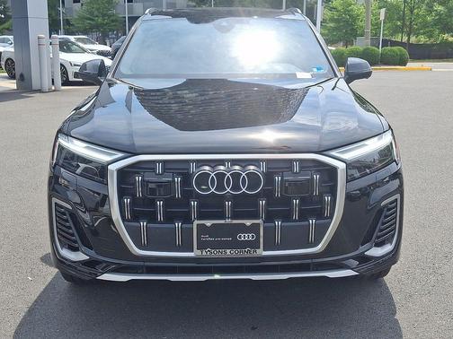 Black Metallic 2025 Audi Q7 55 Premium
