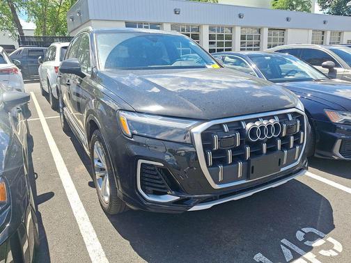 Black Metallic 2025 Audi Q7 55 Premium