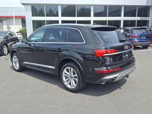 Black Metallic 2025 Audi Q7 55 Premium