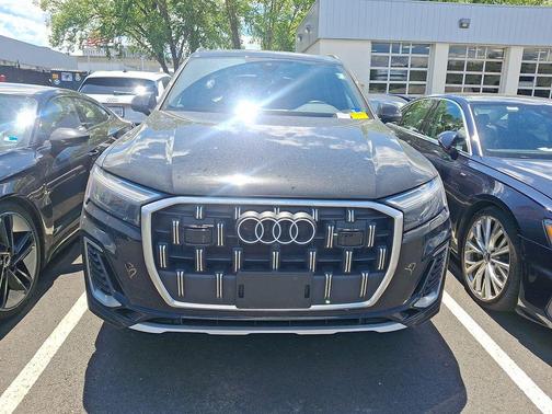 Black Metallic 2025 Audi Q7 55 Premium
