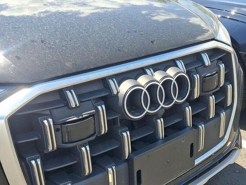Black Metallic 2025 Audi Q7 55 Premium