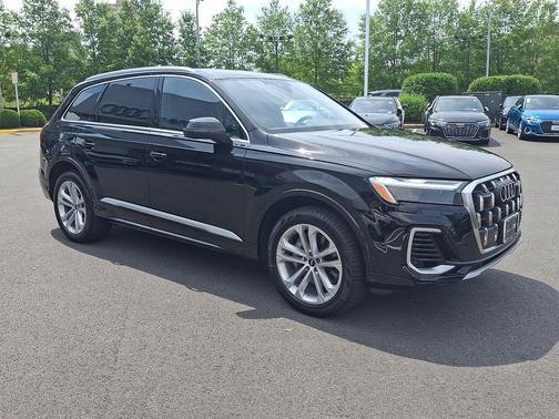 Black Metallic 2025 Audi Q7 55 Premium