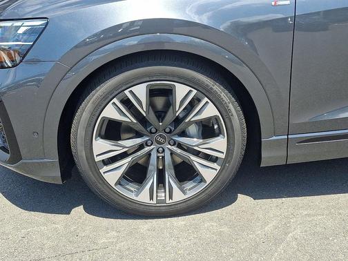 Daytona Gray Pearl Effect 2026 Audi Q8 55 Premium Plus