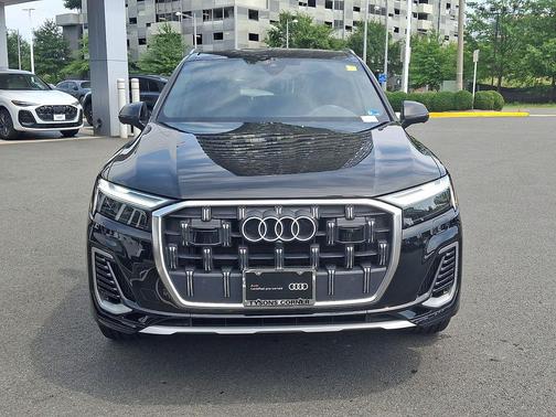 Mythos Black Metallic 2025 Audi Q7 55 Premium