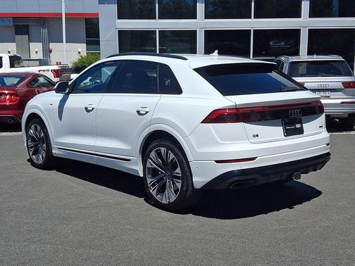 Glacier White Metallic 2025 Audi Q8 55 Prestige