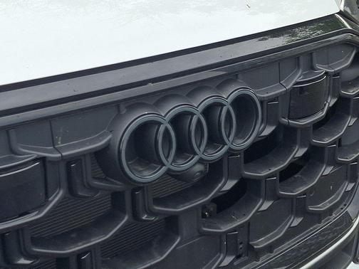 Glacier White Metallic 2025 Audi Q8 55 Prestige