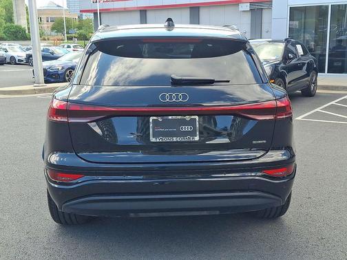 Mythos Black Metallic 2025 Audi Q6 e-tron Premium Plus quattro