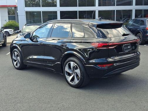 Mythos Black Metallic 2025 Audi Q6 e-tron Premium Plus quattro