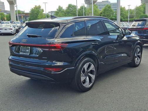 Mythos Black Metallic 2025 Audi Q6 e-tron Premium Plus quattro