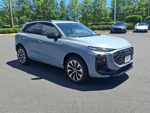 Arrow Gray Pearl Effect 2026 Audi Q3 TFSI quattro S tronic