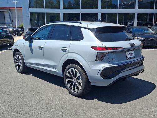 Arrow Gray Pearl Effect 2026 Audi Q3 TFSI quattro S tronic