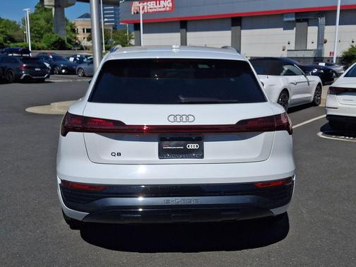 Glacier White Metallic 2024 Audi Q8 e-tron Premium Plus