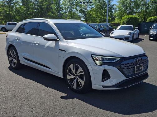 Glacier White Metallic 2024 Audi Q8 e-tron Premium Plus