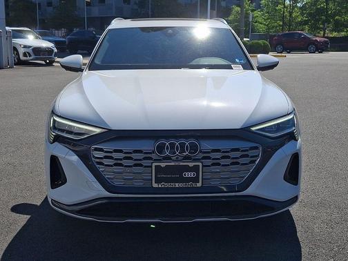 Glacier White Metallic 2024 Audi Q8 e-tron Premium Plus