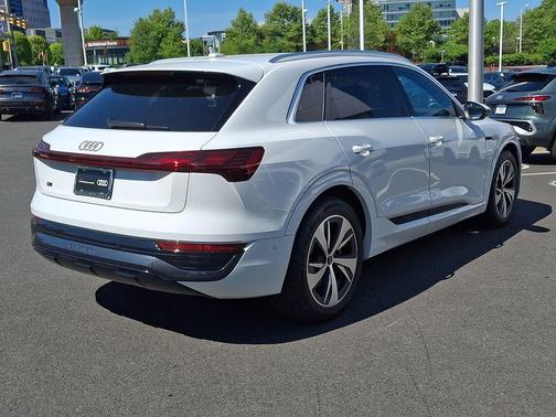 Glacier White Metallic 2024 Audi Q8 e-tron Premium Plus