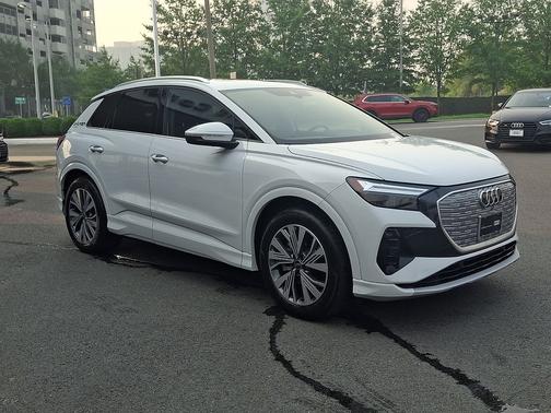 Glacier White Metallic 2024 Audi Q4 e-tron Premium