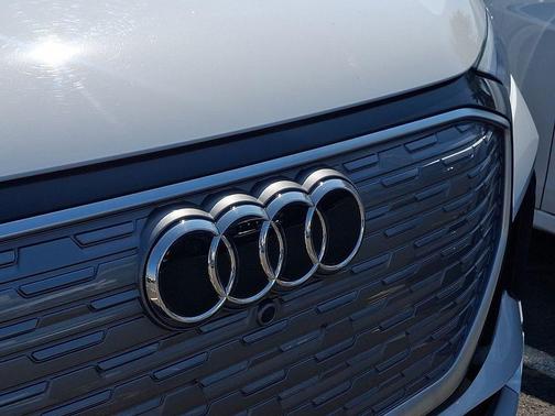 Glacier White Metallic 2024 Audi Q4 e-tron Premium 40 RWD