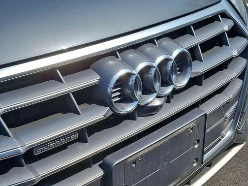 Manhattan Gray Metallic 2018 Audi Q5 2.0T Tech Premium