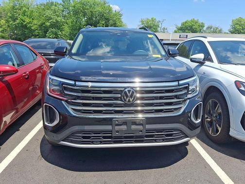 Deep Black 2024 Volkswagen Atlas 2.0T SE w/Technology 4MOTION