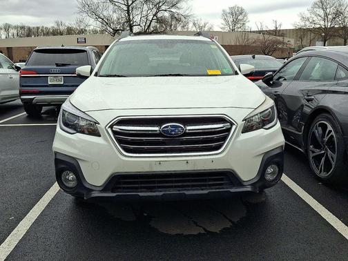 Crystal White Pearl 2018 Subaru Outback 2.5i Premium