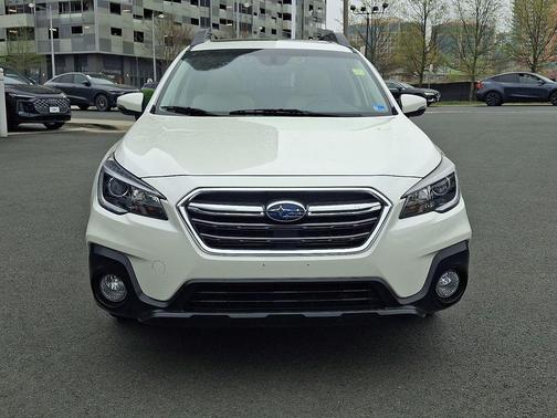 Crystal White Pearl 2018 Subaru Outback 2.5i Premium