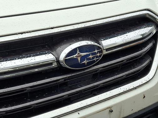 Crystal White Pearl 2018 Subaru Outback 2.5i Premium