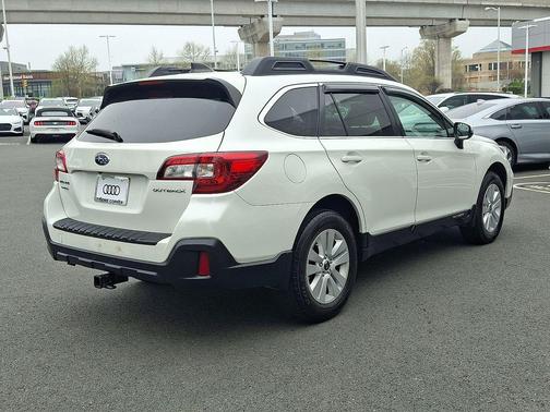 Crystal White Pearl 2018 Subaru Outback 2.5i Premium