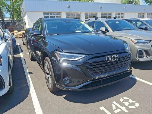 Mythos Black Metallic 2024 Audi Q8 e-tron Prestige