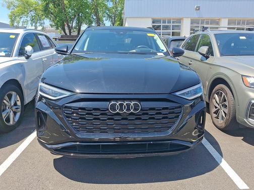 Mythos Black Metallic 2024 Audi Q8 e-tron Prestige